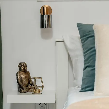 Chelmonskiego Studio With Netflix Near Mtp By Renters Apartment
