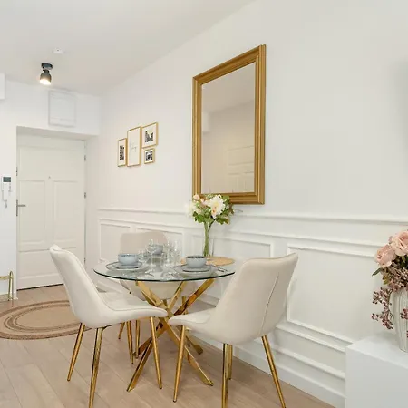 Chelmonskiego Studio With Netflix Near Mtp By Renters Apartment