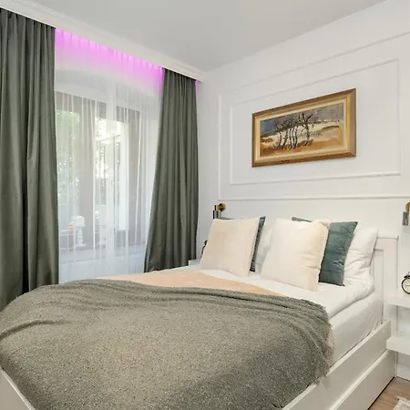 Chelmonskiego Studio With Netflix Near Mtp By Renters Apartment *